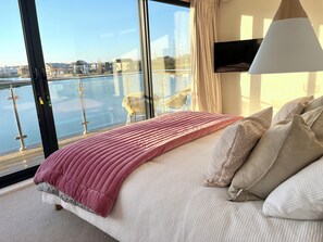 5 slaapkamers, een bureau, een strijkplank/strijkijzer, reisbedje