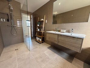 Een douche, een haardroger, handdoeken, zeep