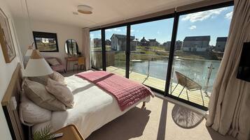 5 bedrooms, desk, iron/ironing board, travel crib