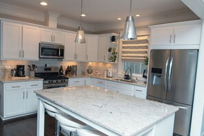 Microwave, oven, stovetop, dishwasher - Charming 3-bedroom plus loft cottage in Nashville's hottest neighborhood (Nashville)