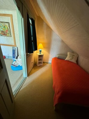 Escritorio, cuna de viaje, wifi y ropa de cama