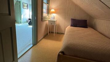 4 bedrooms, desk, travel cot, WiFi