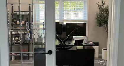 Charming 4-bedroom house in Lake Zurich w/ indoor fireplace and private backyard