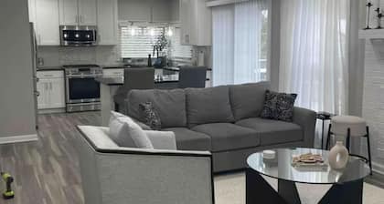 Charming 4-bedroom house in Lake Zurich w/ indoor fireplace and private backyard