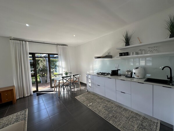 Private kitchen - Peony  - Self-catering Studio unit (Cape Town)