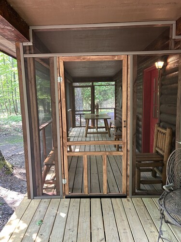 Bear's Den, A cozy 3-bedroom cabin in mature woods on Neebish Island with WiFi