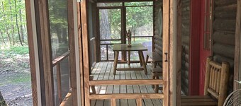 Bear's Den, A cozy 3-bedroom cabin in mature woods on Neebish Island with WiFi