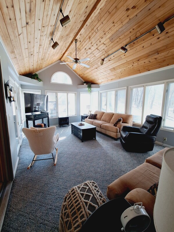 Smart TV, fireplace, video games, DVD player - "Liberty Living" - A charming home with wooded views for privacy and relaxation. (Galena)