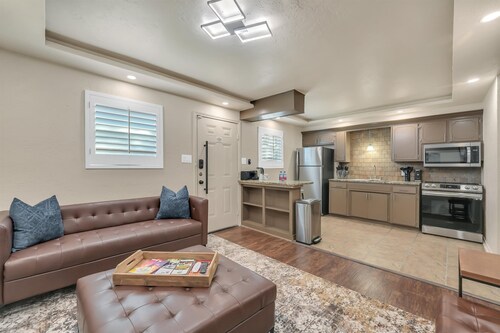 Oak's Beautiful Contemporary Suite #14