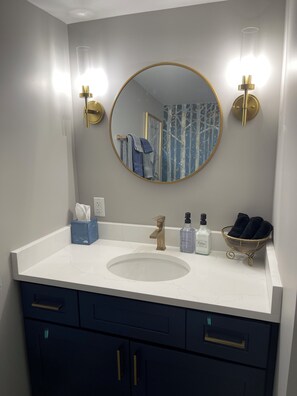 Ducha, secador de pelo, toallas y jabón