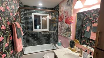 Chuveiro, secador de cabelo, toalhas de banho, sabonete