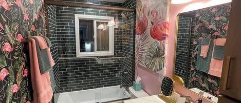 Dusche, Haartrockner, Handtücher, Seife