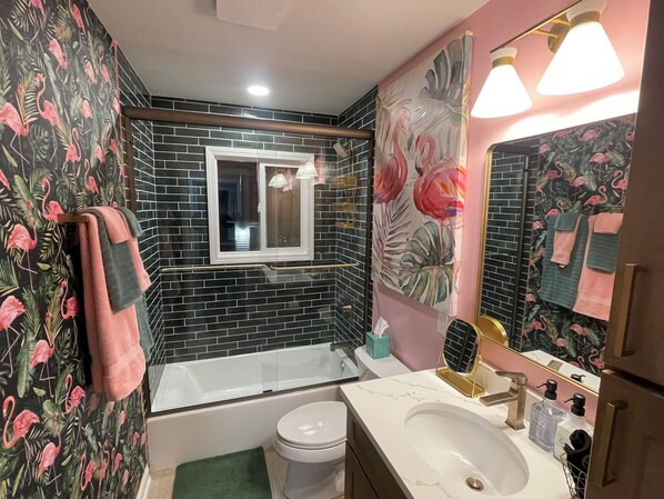 Ducha, secador de pelo, toallas y jabón