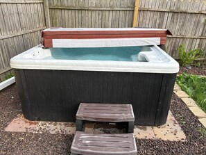 Bañera de hidromasaje al aire libre