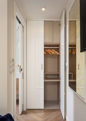 Deluxe appartement, niet-roken, kitchenette | Woonruimte | Een 43-inch smart-tv met kabelzenders