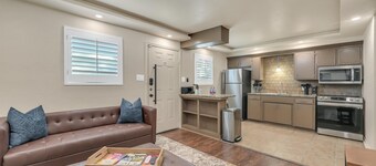 Oak's Beautiful Contemporary Suite #15