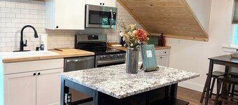 Charming studio above garage apt located close to Downtown Hendersonville!
