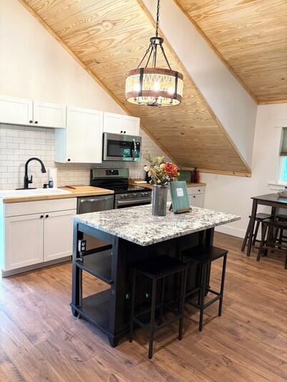 Charming studio above garage apt located close to Downtown Hendersonville!