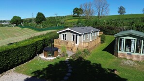 Exterior - Cosy Helvellyn Lodge - Wood Fired Hot Tub (Natland)