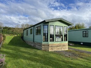Exterior - Cosy Helvellyn Lodge - Wood Fired Hot Tub (Natland)