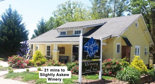 The Farmhouse. Vintage 3-bedroom with WiFi. Mt Airy outskirts. Vineyards nearby.