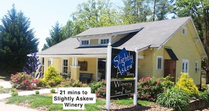 The Farmhouse. Vintage 3-bedroom with WiFi. Mt Airy outskirts. Vineyards nearby.