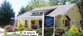 The Farmhouse. Vintage 3-bedroom with WiFi. Mt Airy outskirts. Vineyards nearby.