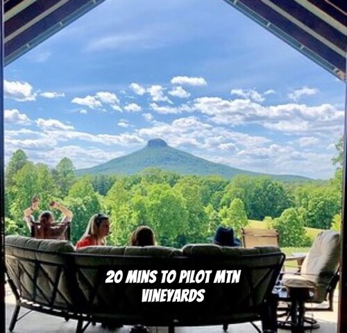 The Farmhouse. Vintage 3-bedroom with WiFi. Mt Airy outskirts. Vineyards nearby.