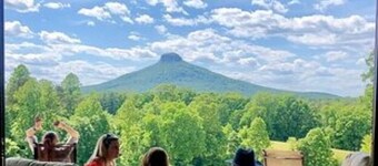 The Farmhouse. Vintage 3-bedroom with WiFi. Mt Airy outskirts. Vineyards nearby.