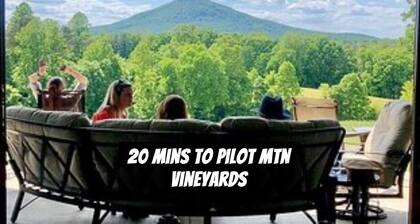 The Farmhouse. Vintage 3-bedroom with WiFi. Mt Airy outskirts. Vineyards nearby.