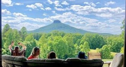 The Farmhouse. Vintage 3-bedroom with WiFi. Mt Airy outskirts. Vineyards nearby.