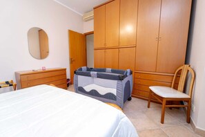 2 slaapkamers, een strijkplank/strijkijzer, wifi, beddengoed