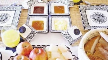 To-go breakfast on weekdays (EUR 8 per person)