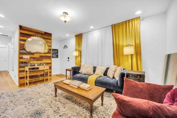 TV - Easy city living 2 bed 2 bath with private patio (Chicago)