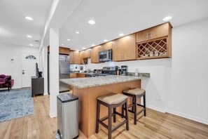 Microwave, oven, stovetop, dishwasher - Easy city living 2 bed 2 bath with private patio (Chicago)