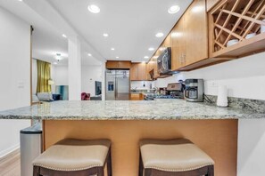 Interior - Easy city living 2 bed 2 bath with private patio (Chicago)