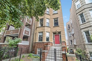 Exterior - Easy city living 2 bed 2 bath with private patio (Chicago)