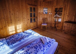 4 bedrooms, iron/ironing board, WiFi, bed sheets