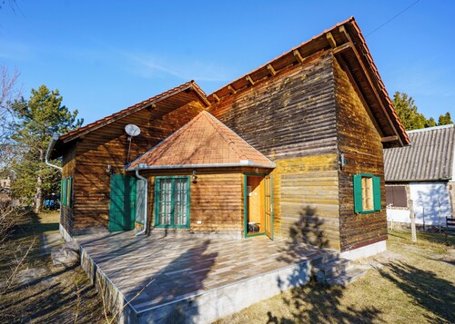 Air-conditioned wooden house 800 meters from the lake with 4 bedrooms