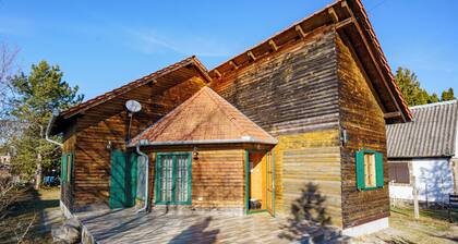 Air-conditioned wooden house 800 meters from the lake with 4 bedrooms