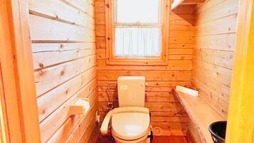 Umweltfreundliche Kosmetikartikel, Haartrockner, Bidet, Handtücher