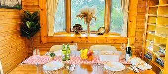 Fully equipped with wood stove, large projector, hammock, board games, toys, and other amenities for a comfortable stay! Modern log house, 17 minutes from Ashikaga Flower Park!