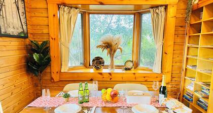 Fully equipped with wood stove, large projector, hammock, board games, toys, and other amenities for a comfortable stay! Modern log house, 17 minutes from Ashikaga Flower Park!