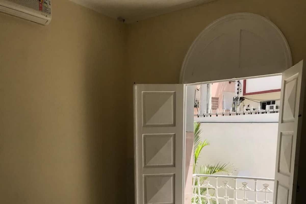 Habitación básica, vistas al patio | Tabla de planchar con plancha y wifi gratis