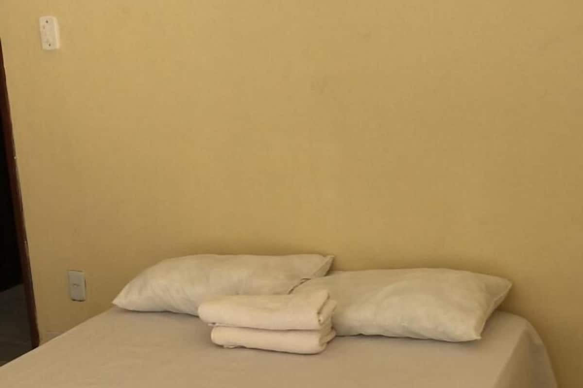 Habitación doble, vistas al patio | Tabla de planchar con plancha y wifi gratis