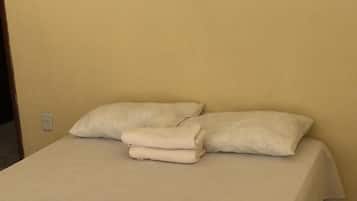 Quarto casal, vista para o pátio | Ferros/tábuas de passar roupa, Wi-Fi de cortesia