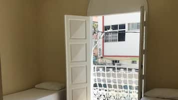 Habitación básica con 2 camas individuales, vista al patio | Tabla de planchar con plancha y wifi gratis