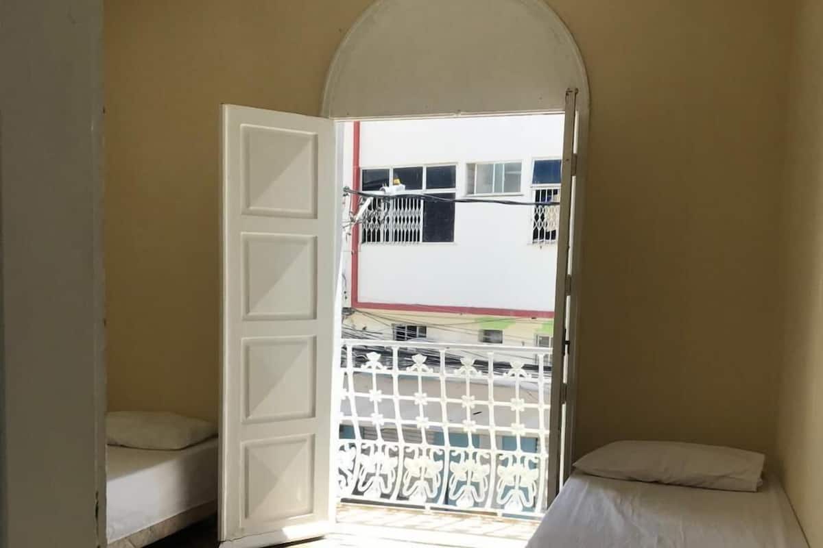 Habitación básica con 2 camas individuales, vistas al patio | Tabla de planchar con plancha y wifi gratis