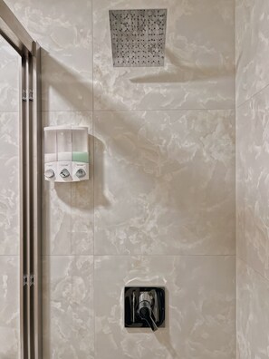 Shower, hair dryer, towels, soap - One-BR near CenterCity, Chinatown: Unit B (Philadelphia)