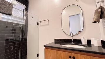 Comfort-Studio | Badezimmer | Dusche, Handtücher, Toilettenpapier